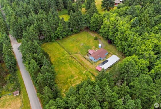 The user wants a short, descriptive sentence for the image's alt text.
1.  **Identify the main subject:** An aerial view o...